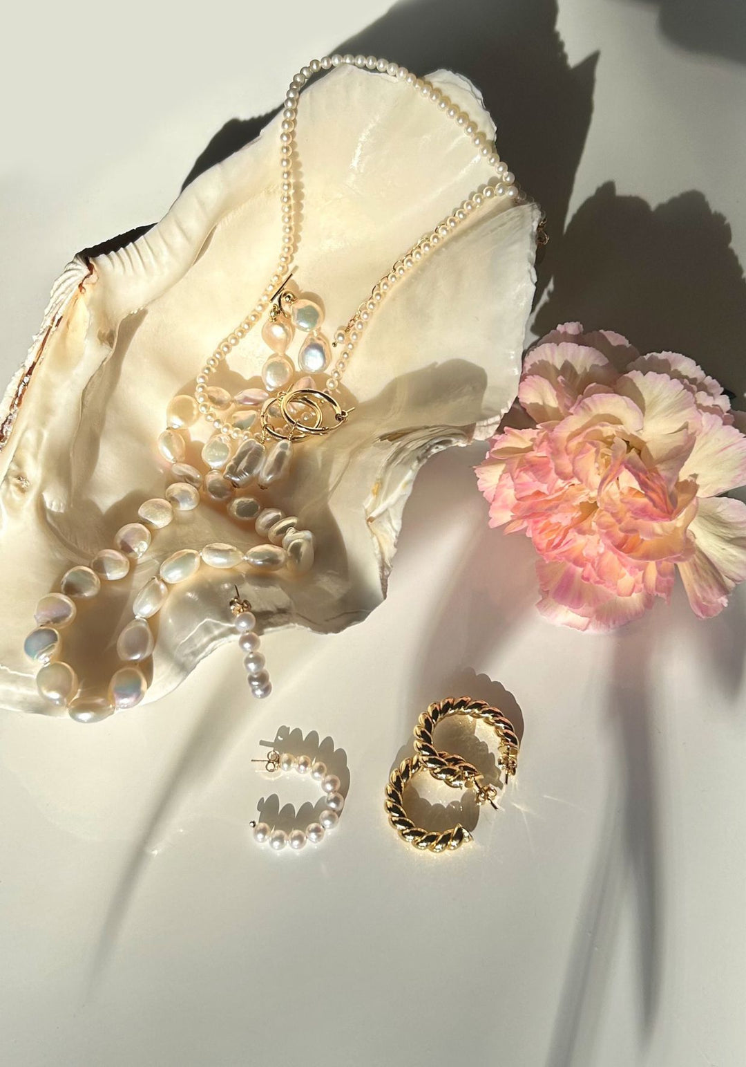 Auswahl an handgefertigten Perlen- und Goldschmuckstücken von Simply O Jewelry