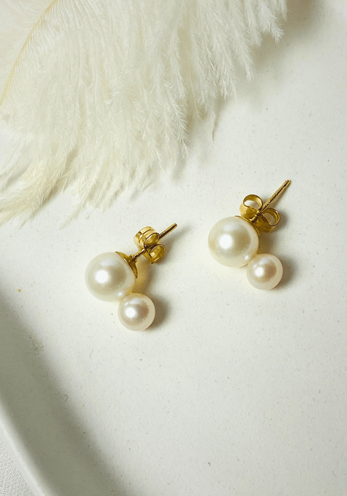 Serafina Double Pearl Studs Arrangement als Brautschmuck