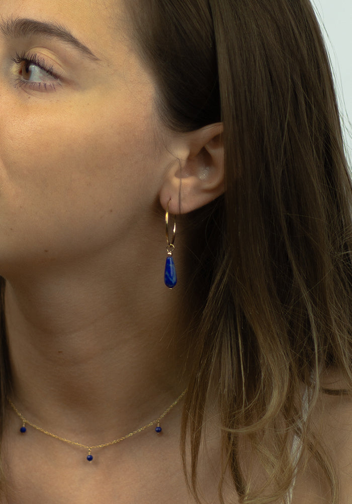 Seitliche Nahaufnahme der Lapislazuli Creolen mit passender Halskette – leicht, elegant und zeitlos.