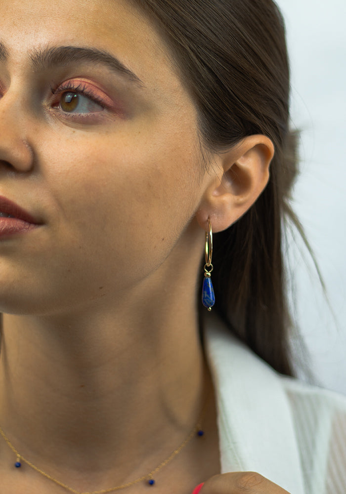 Lapislazuli Creolen zu einem hellen Sommerlook – leicht, elegant und zeitlos.