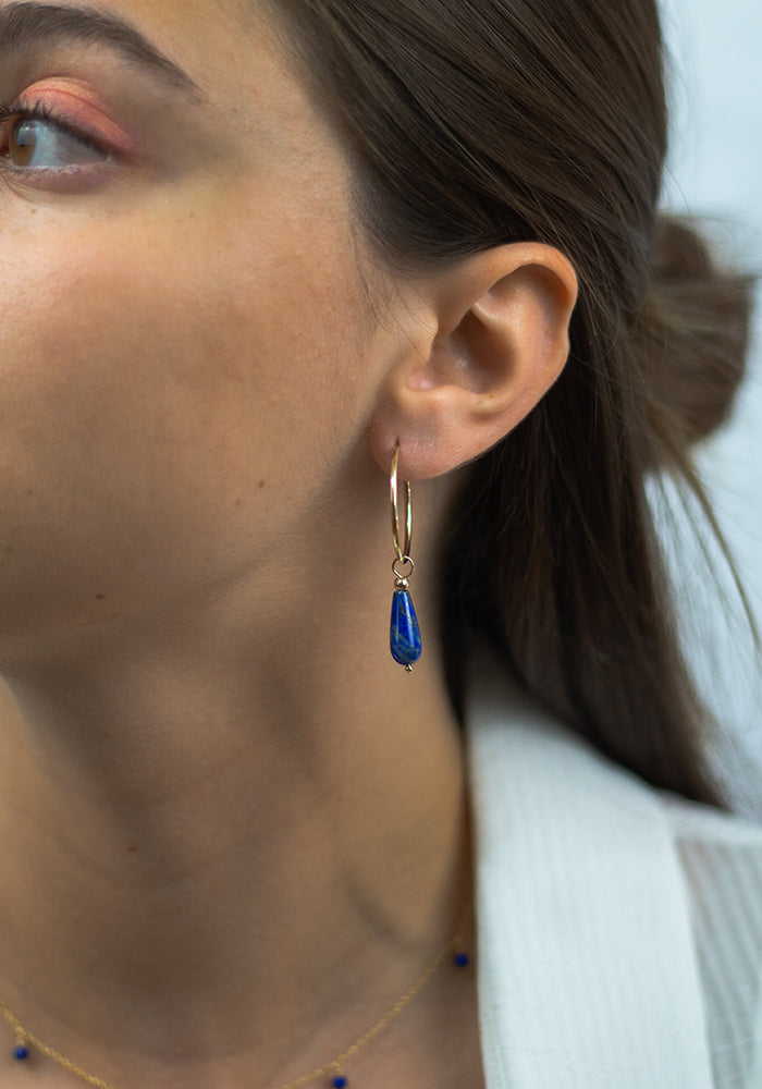 Elegante Lapislazuli Ohrringe am Model für einen modernen und zeitlosen Look.