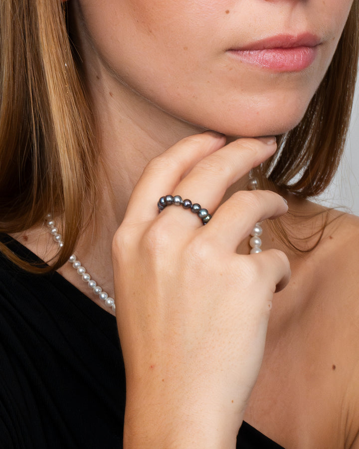Mina Peacock Ring aus dunklen Süßwasserperlen am Finger, kombiniert mit einer Perlenkette – handgefertigter Perlenschmuck von Simply O Jewelry.