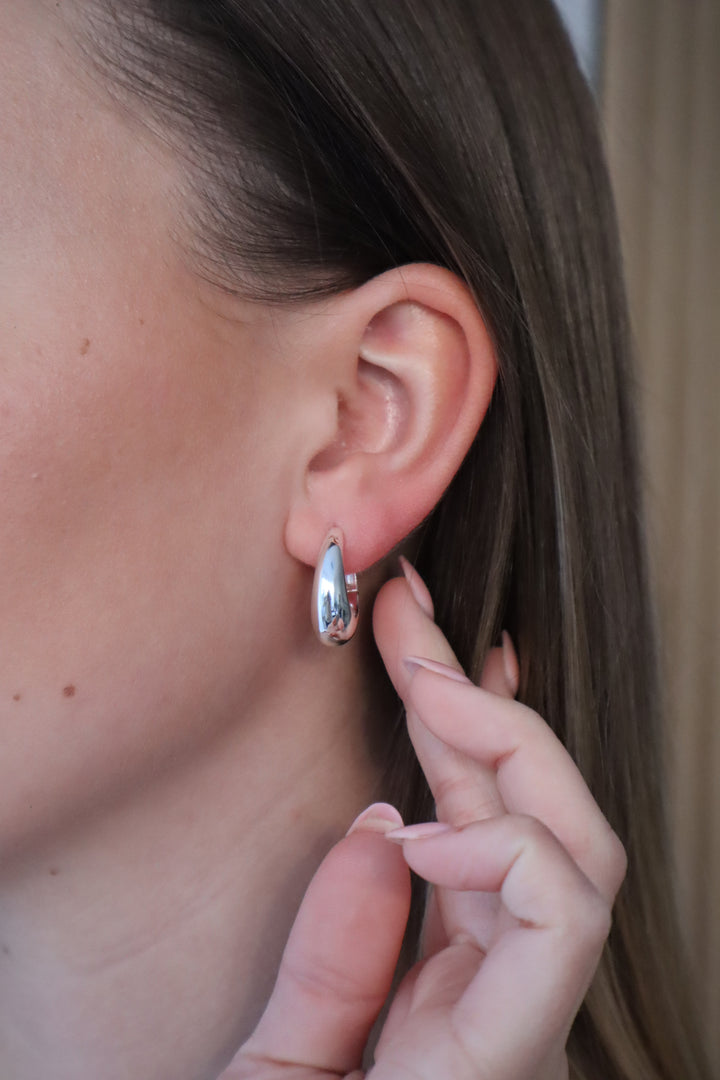 Mara Klappkreole 925 Sterlingsilber am Ohr getragen, elegante Ohrringe minimalistisch- Simply O