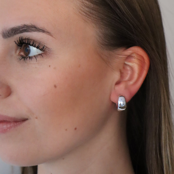 Claire Hoop Ohrringe in 925 Sterlindsilber, Traumbild am Ohr, Eleganter Look - Simply O