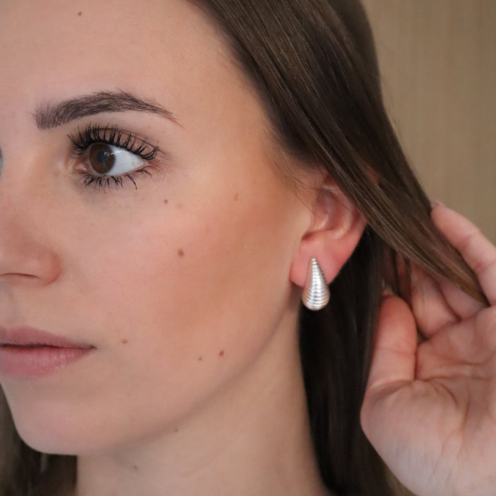 Aurelia Drop Ohrringe in 925 Sterling Silber am Ohr getragen - Simply O