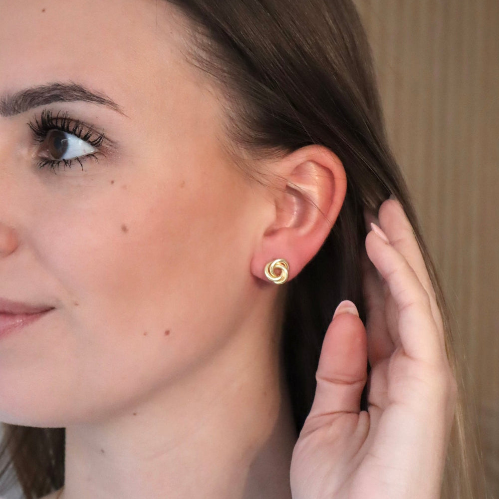 Noa Knoten Ohrstecker am Ohr getan von Model, 925 Sterlingsilber mit 18k Vergoldung