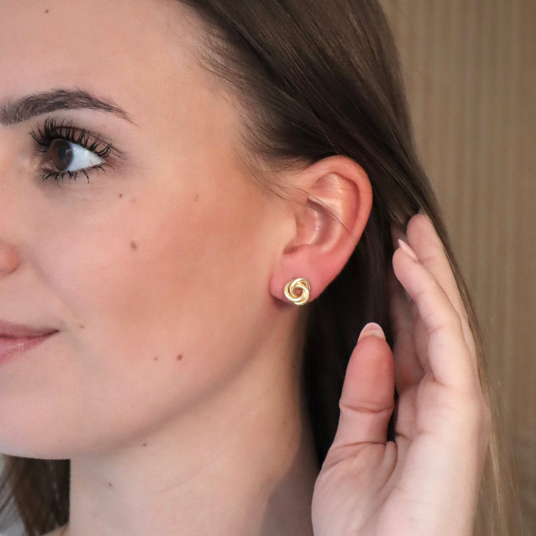 Noa Knoten Ohrstecker am Ohr getan von Model, 925 Sterlingsilber mit 18k Vergoldung