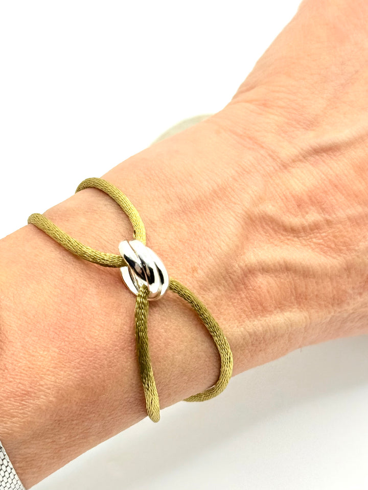 3 Rings Bracelet mit Satinkordel in am Handgelenk