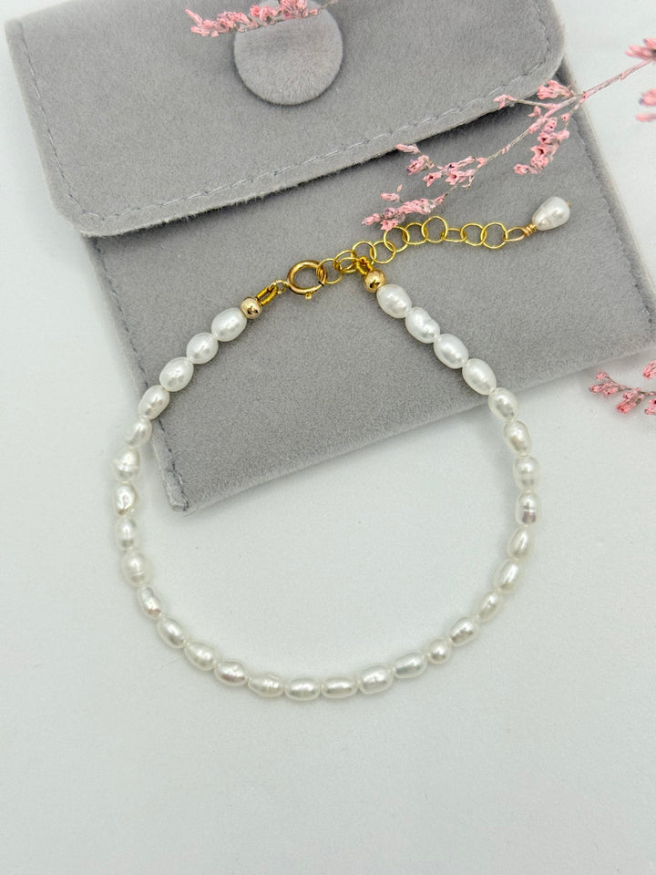 Zartes Perlenarmband mit kleinen Süßwasserperlen und Gold Filled Verschluss auf Samtpouch - Simply O