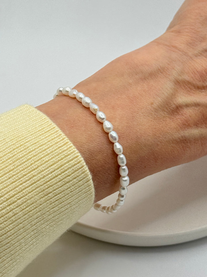 Zartes Perlenarmband mit kleinen Süßwasserperlen uam Handgelenk getragen - Simply O