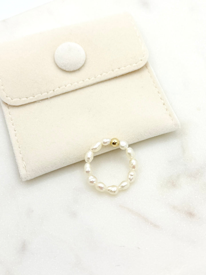 sina perlenring auf an Samtbeutel mit Goldakzent naturweiße süßwasserperlen