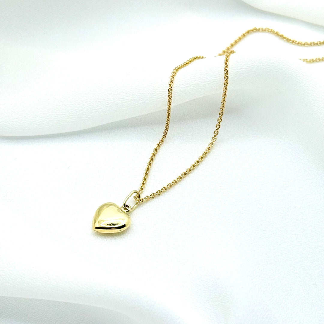 Herzanhänger drapiert auf weißem Seidenstoff - Simply O