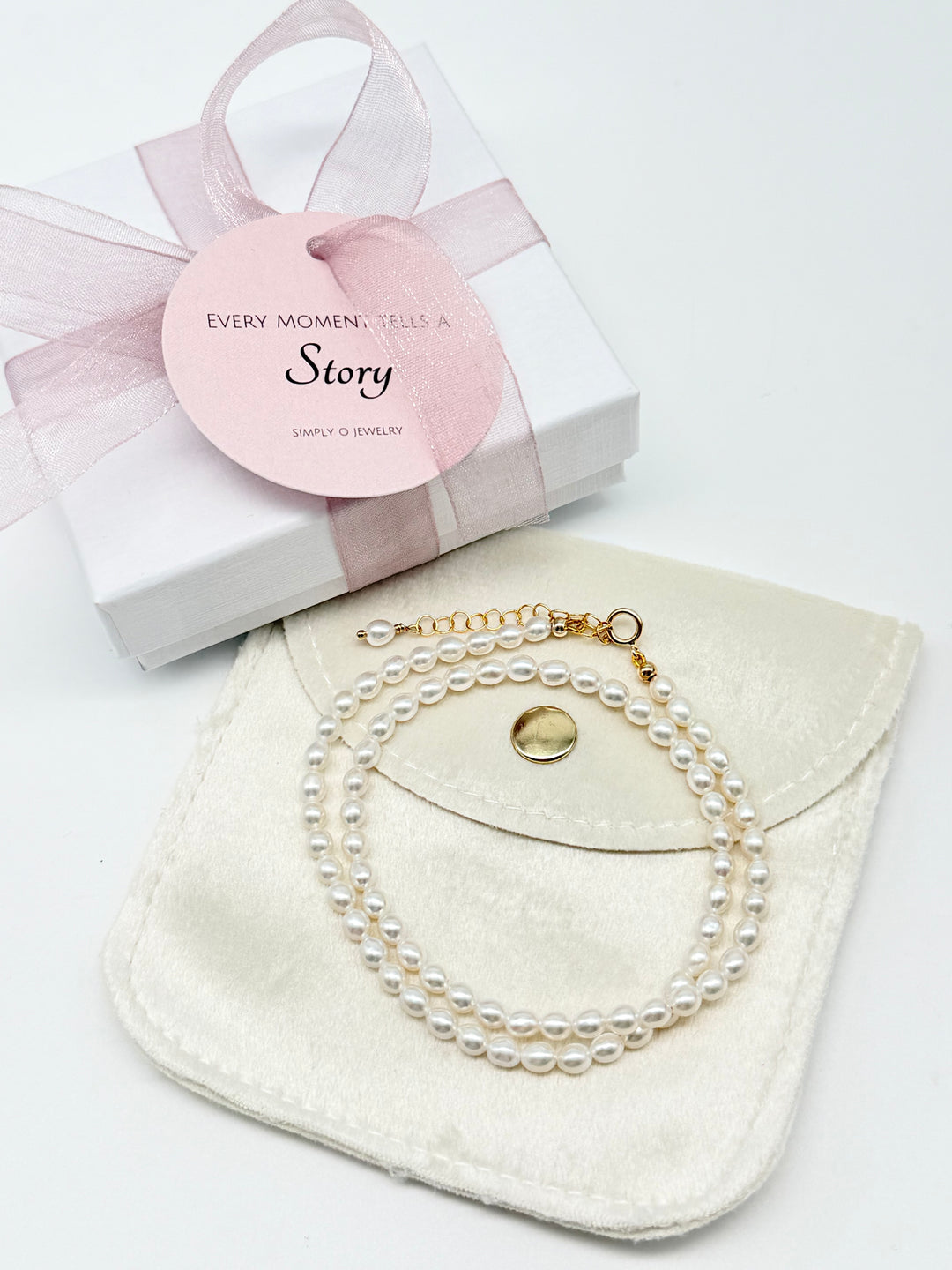 Feine Perlekette Sina auf Samtpouch und Schmucketui von Simply O