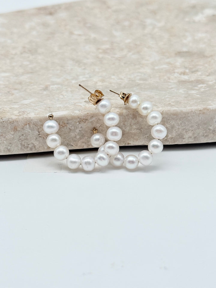 Elegante Ela Pearl Ohrringe von SimplyO, goldene Hoops mit Perlen, stilvoll und zeitlos für Damen.