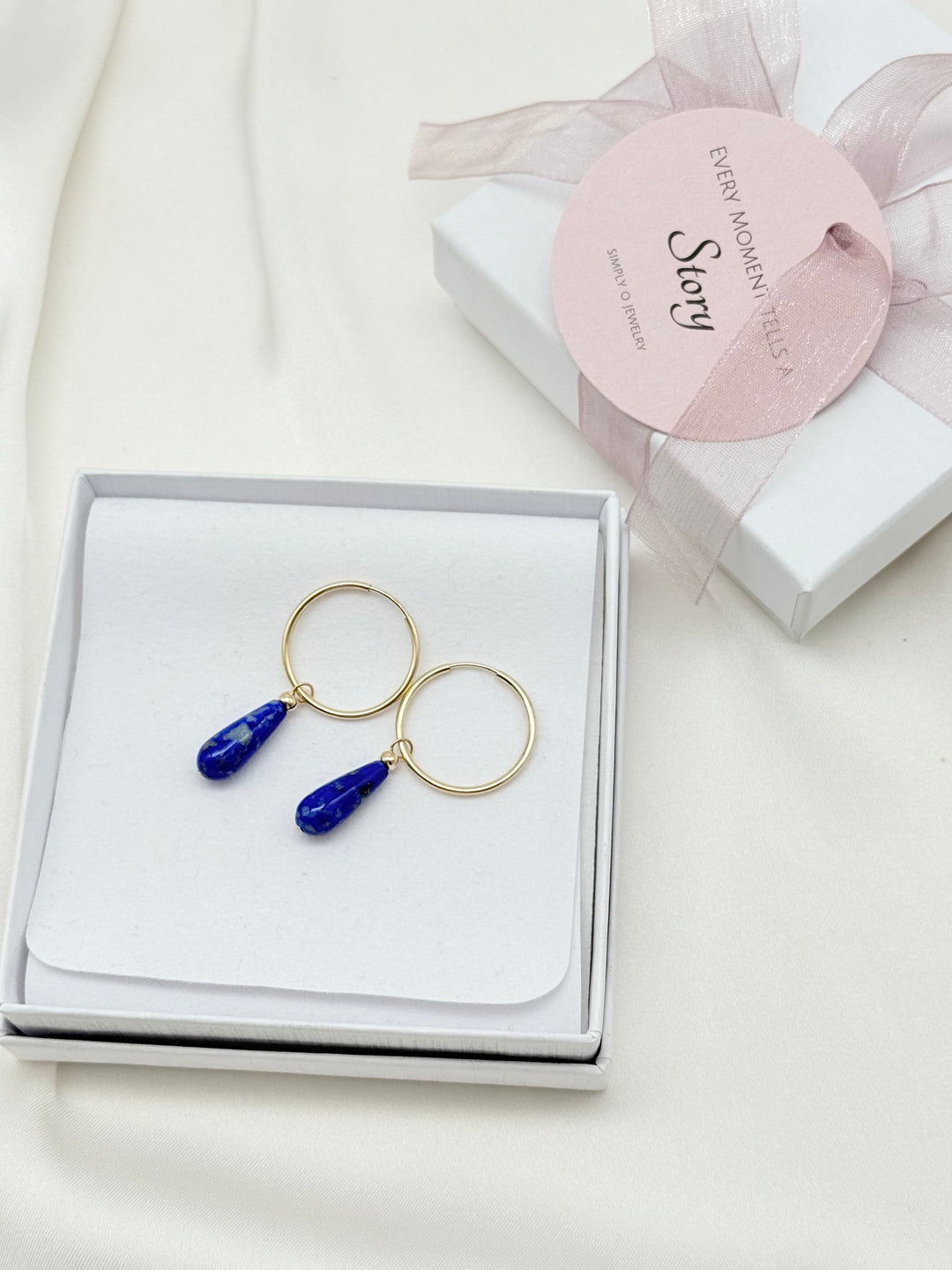 Lapislazuli Creolen liebevoll präsentiert in hochwertiger Simply O Geschenkverpackung.