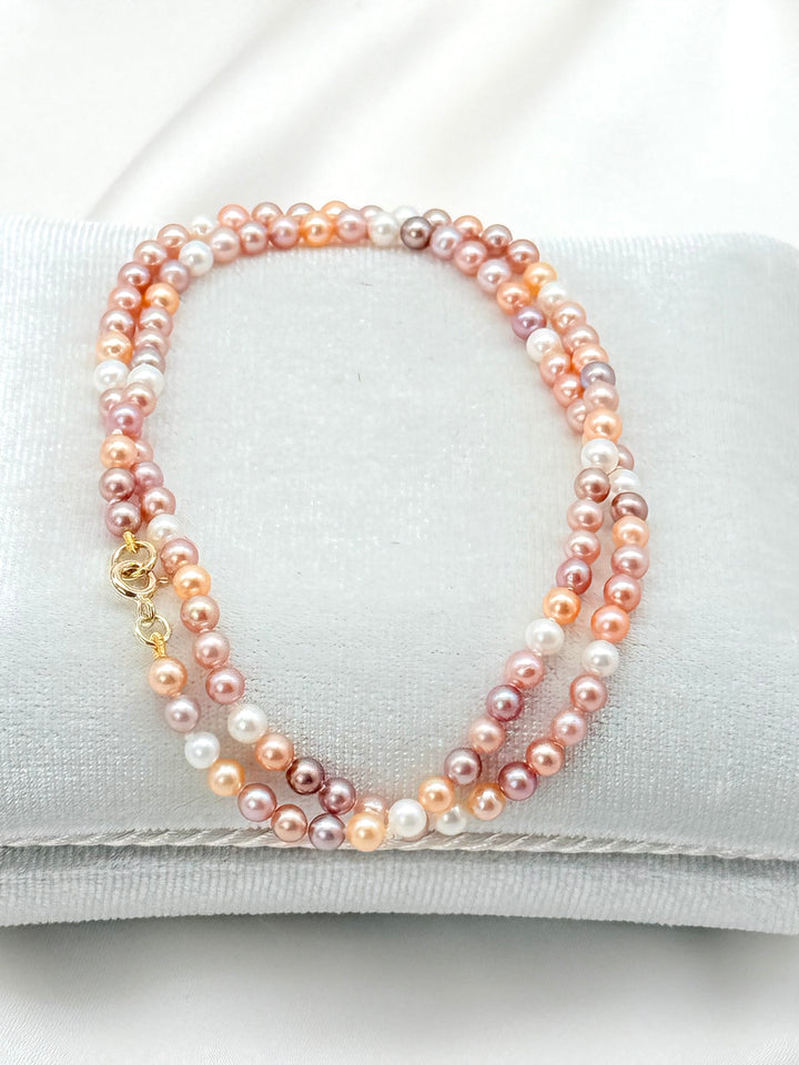 Detail der Rosaline Necklace mit runden Multicolor Süßwasserperlen und intensivem Lüster