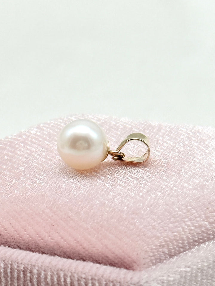 Detailansicht des Akoya Perlenanhängers mit runder weißer Akoya-Perle und 14k Goldöse 
