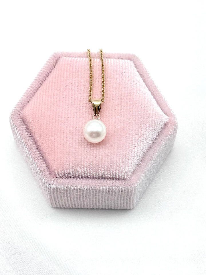 Akoya Pearl Pendant mit 14k Goldöse präsentiert auf rosafarbener Samt-Schmuckbox mit goldener Kette