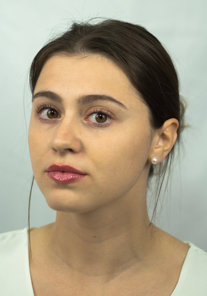 Nia Pearl Studs getragen am Ohr mit ruhigem, elegantem Look