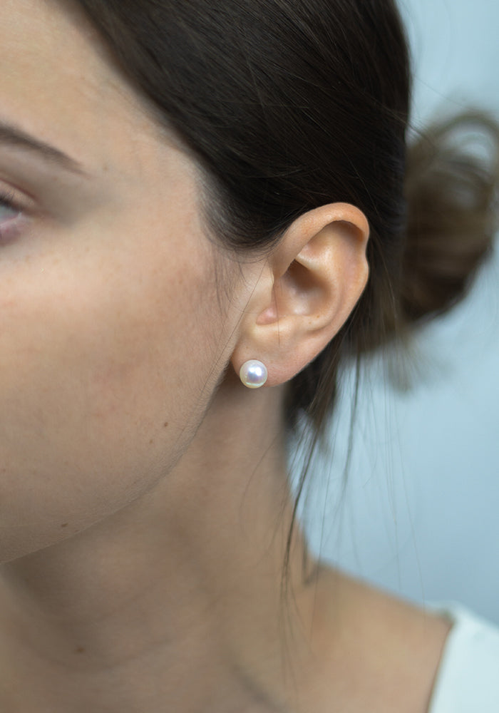 Perlenohrringe 8 mm aus 14k Gold am Ohr getragen, Detailbild – eleganter Look