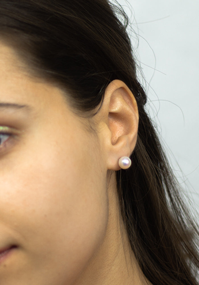 Perlenohrringe 8 mm aus 14k Gold am Ohr getragen – eleganter Look