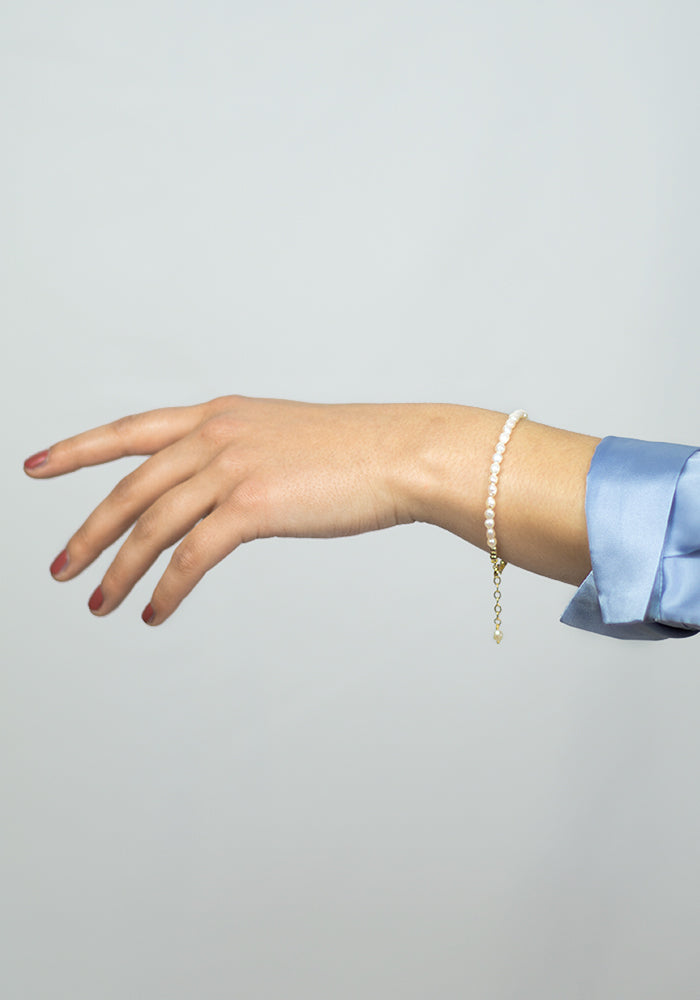 Feines Perlenarmband Sina aus Süßwasserperlen am Handgelenk getragen - SimplyO