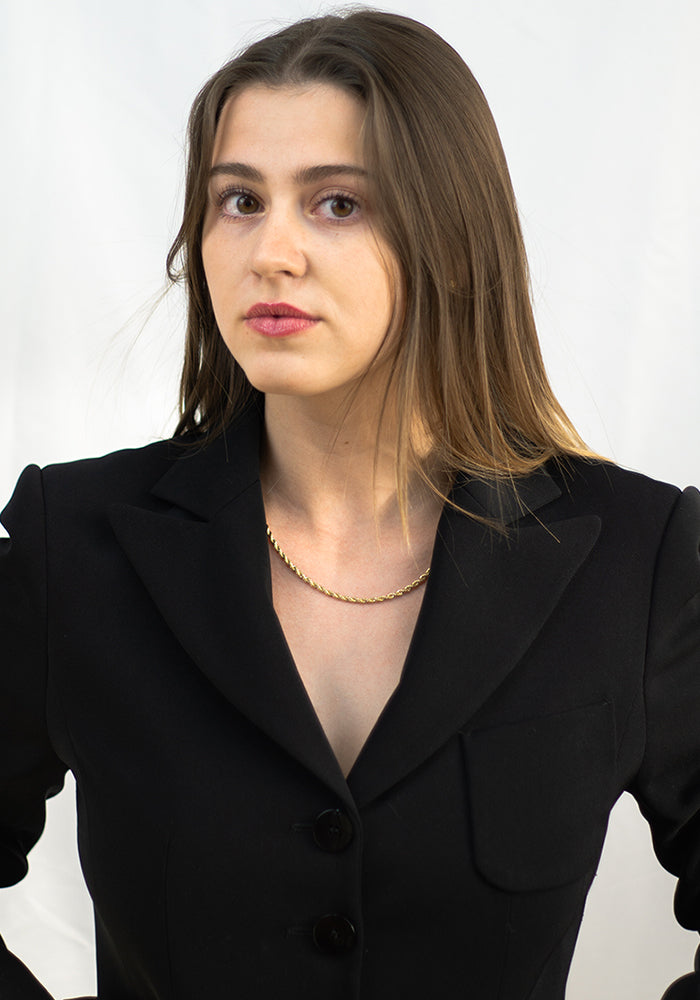 Goldene Kordelkette in Seiloptik, minimalistisch kombiniert mit elegantem Blazer in  3 mm - Simply O