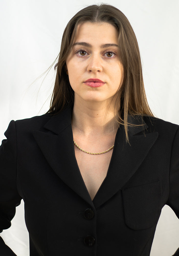 Goldene Kordelkette in Seiloptik, minimalistisch kombiniert mit schwarzem Blazer - SimplyO