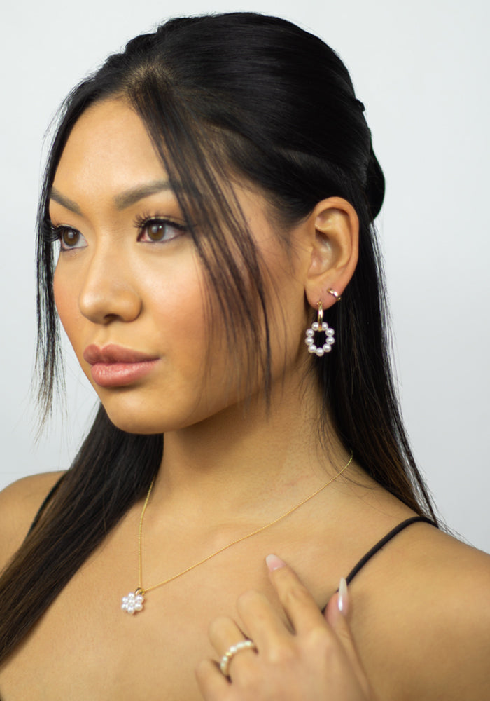 Feine Kugelkette aus 14k Gold Filled mit Flower Perlenanhänger aus Süßwasserperlen, getragen am Dekolleté - SimplyO