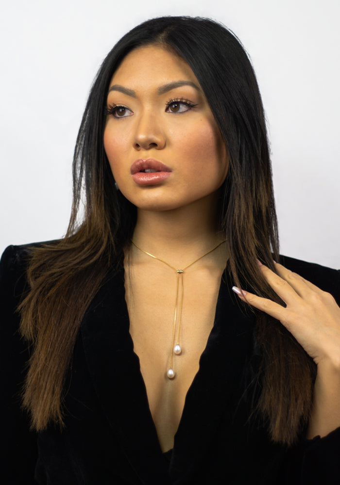Luna Pearl Drop Necklace – Y-Halskette aus 14k Gold Filled mit zwei tropfenförmigen Süßwasserperlen
 - Simply O