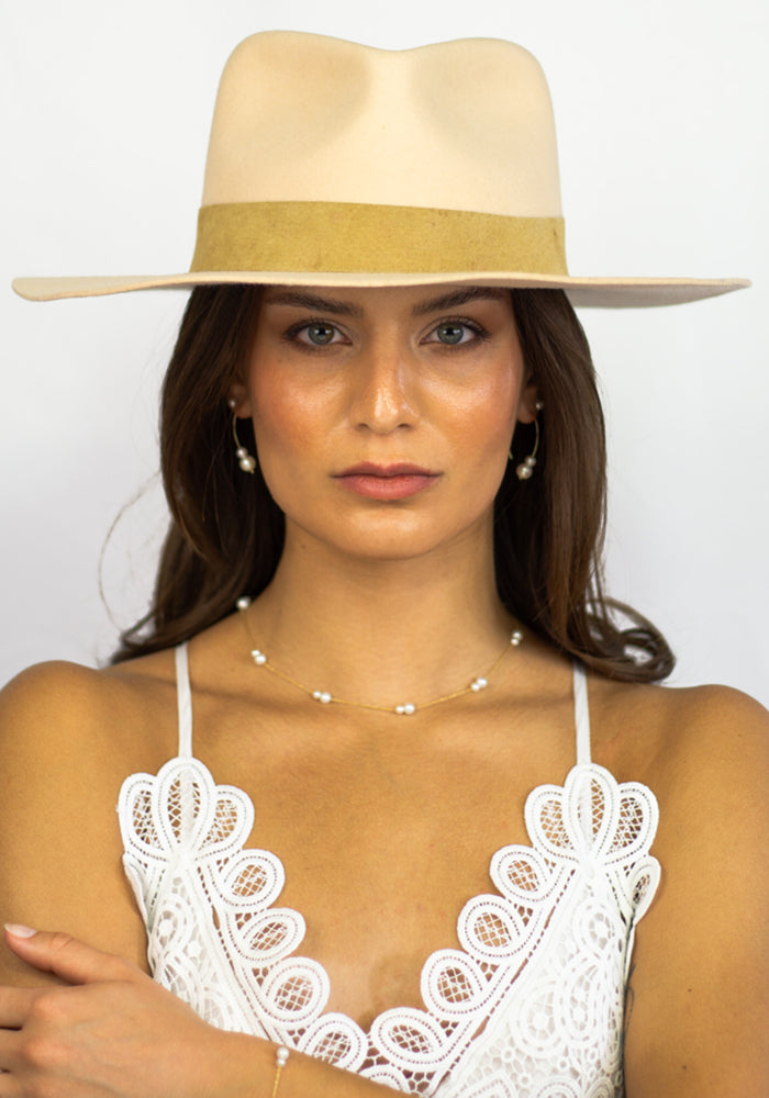 Bisou de Perle Ohrringe kombiniert mit passender Perlenkette - SimplyO