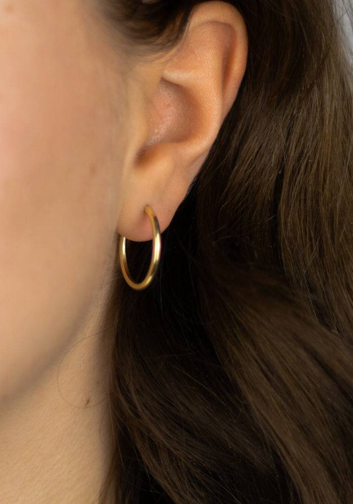 Endless Creolen aus 14k Gold am Ohr getragen – zeitlose Gold Hoops - SimplyO