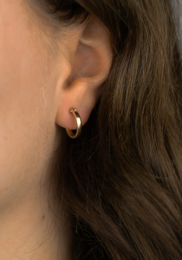 Mini Creolen aus 14k Gold Filled – kleine Gold Hoops mit 13 mm Durchmesser getragen am Ohrläppchen - SimplyO