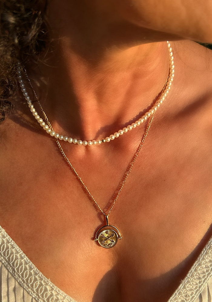 Dorée Perlenkette kombiniert mit Goldkette – feminines Layering Styling im Sonnenlicht - SimplyO