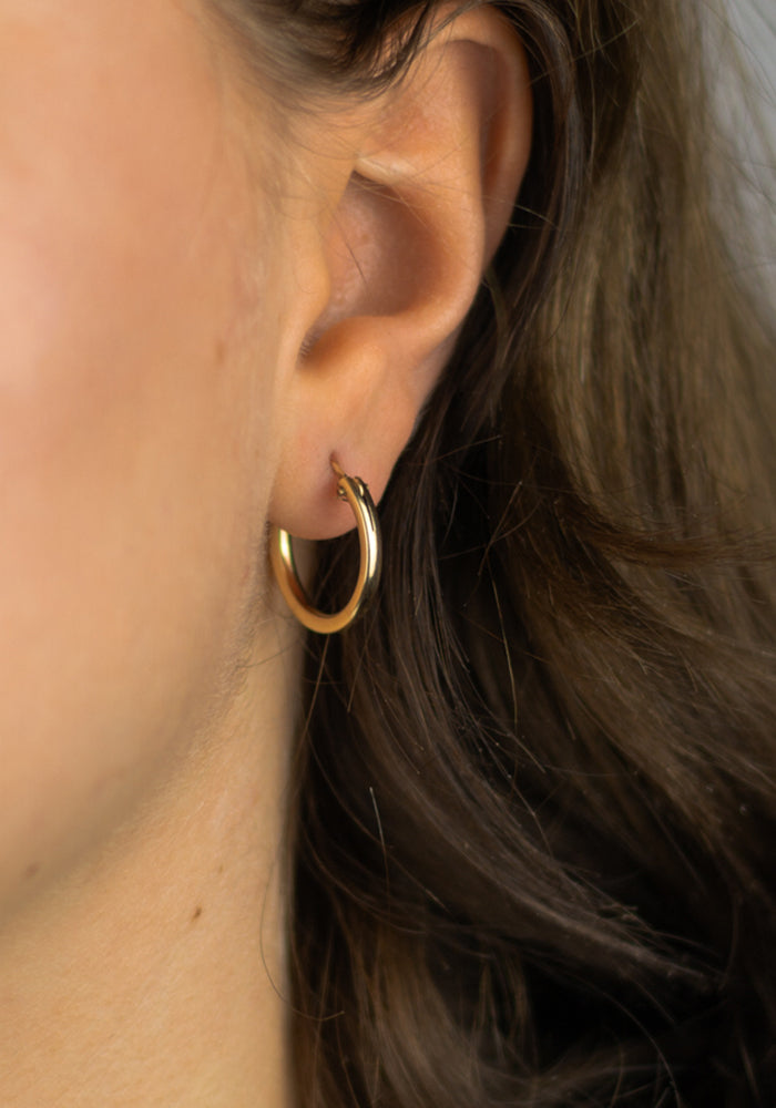 Goldcreolen 19 mm getragen am Ohr, minimalistischer Look - SimplyO