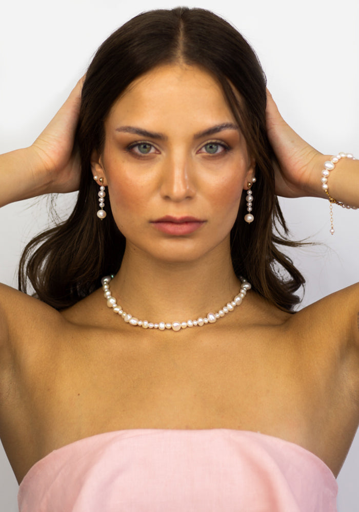 Model trägt Louanne Perlenohrringe – zarte handgefertigte Ohrringe aus Süßwasserperlen von Simply O Jewelry - SimplyO