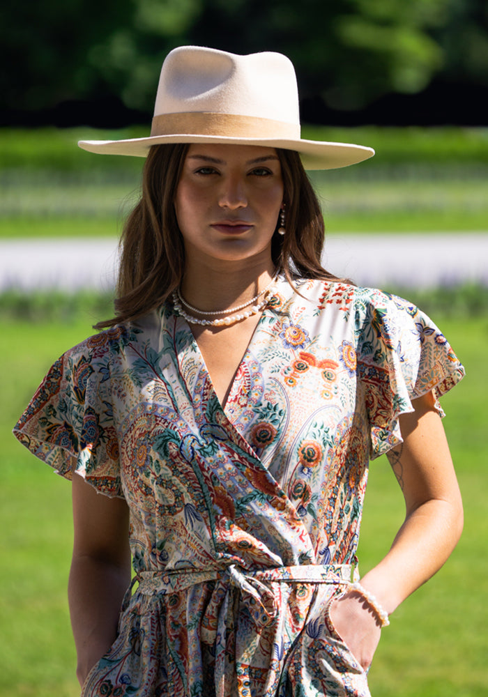 Outdoor-Aufnahme – Dorée Perlenkette im modernen Sommeroutfit mit Hut - SimplyO