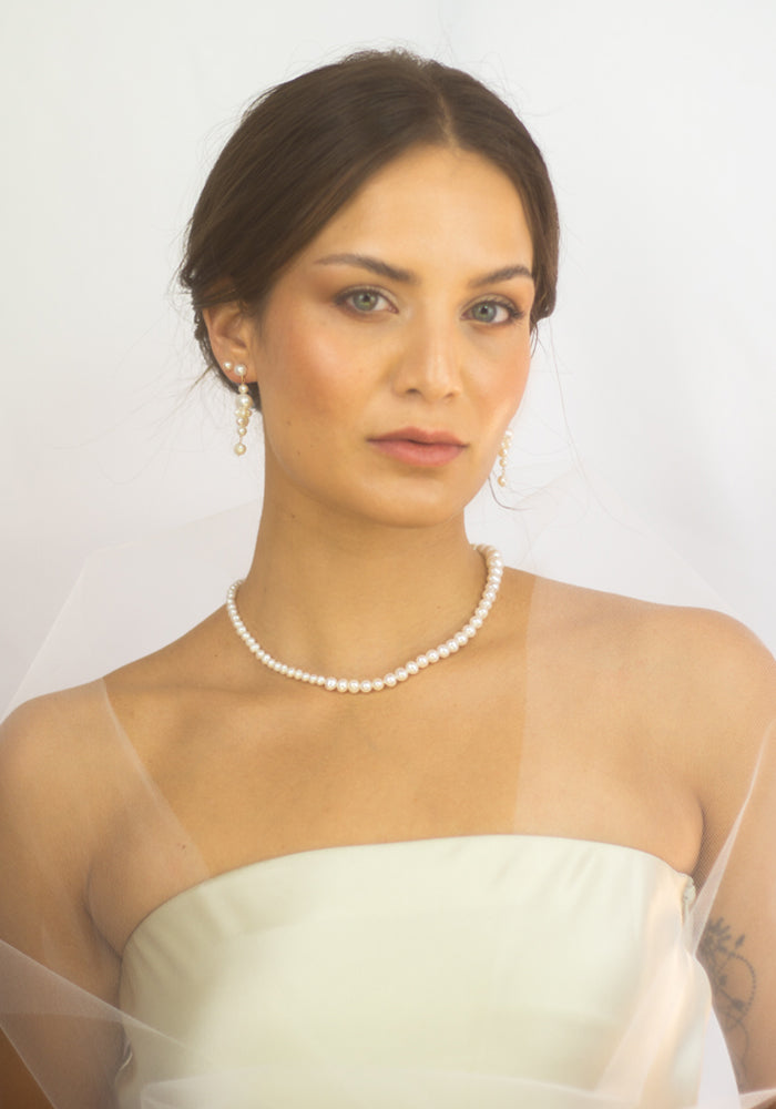 Elegante Perlenohrringe in organischen Formen an Braut getragen. Féerie Earrings - SimplyO