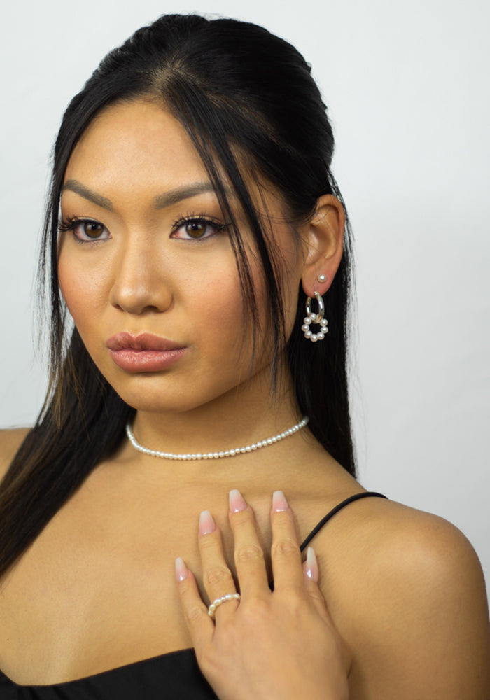 Minimalistischer Perlen Choker aus echten Süßwasserperlen nah am Hals getragen für einen eleganten Look