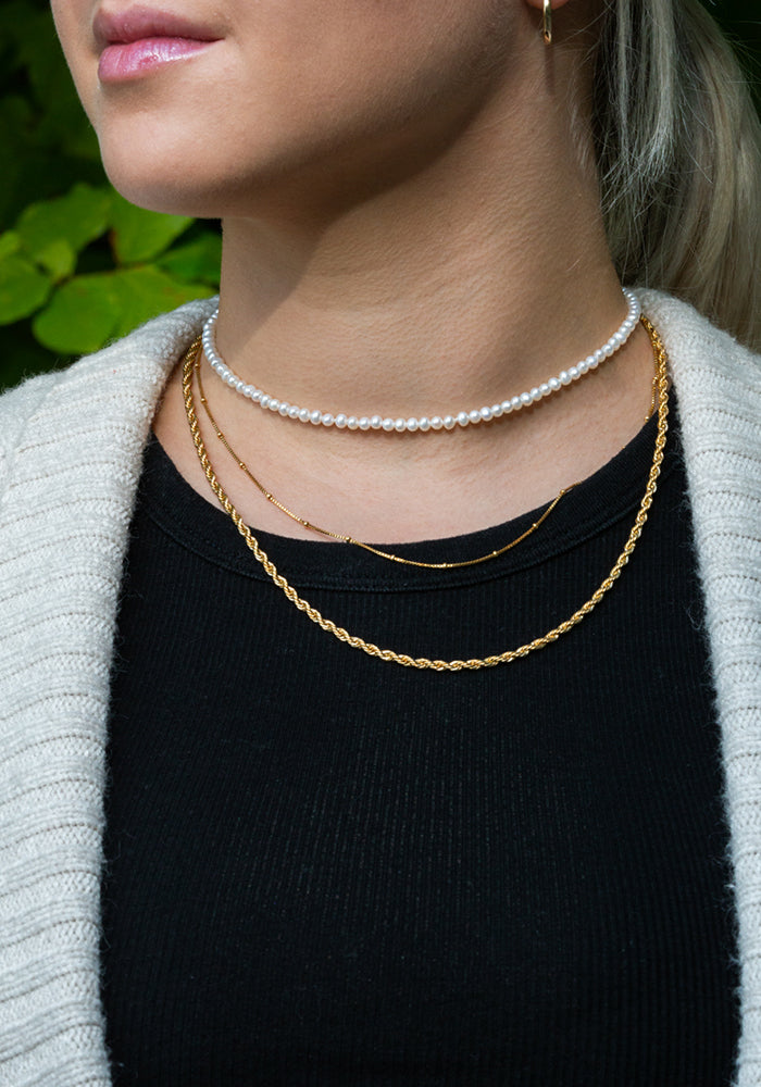 Minimalistischer Perlen Choker aus echten Süßwasserperlen nah am Hals getragen im Layerig Look