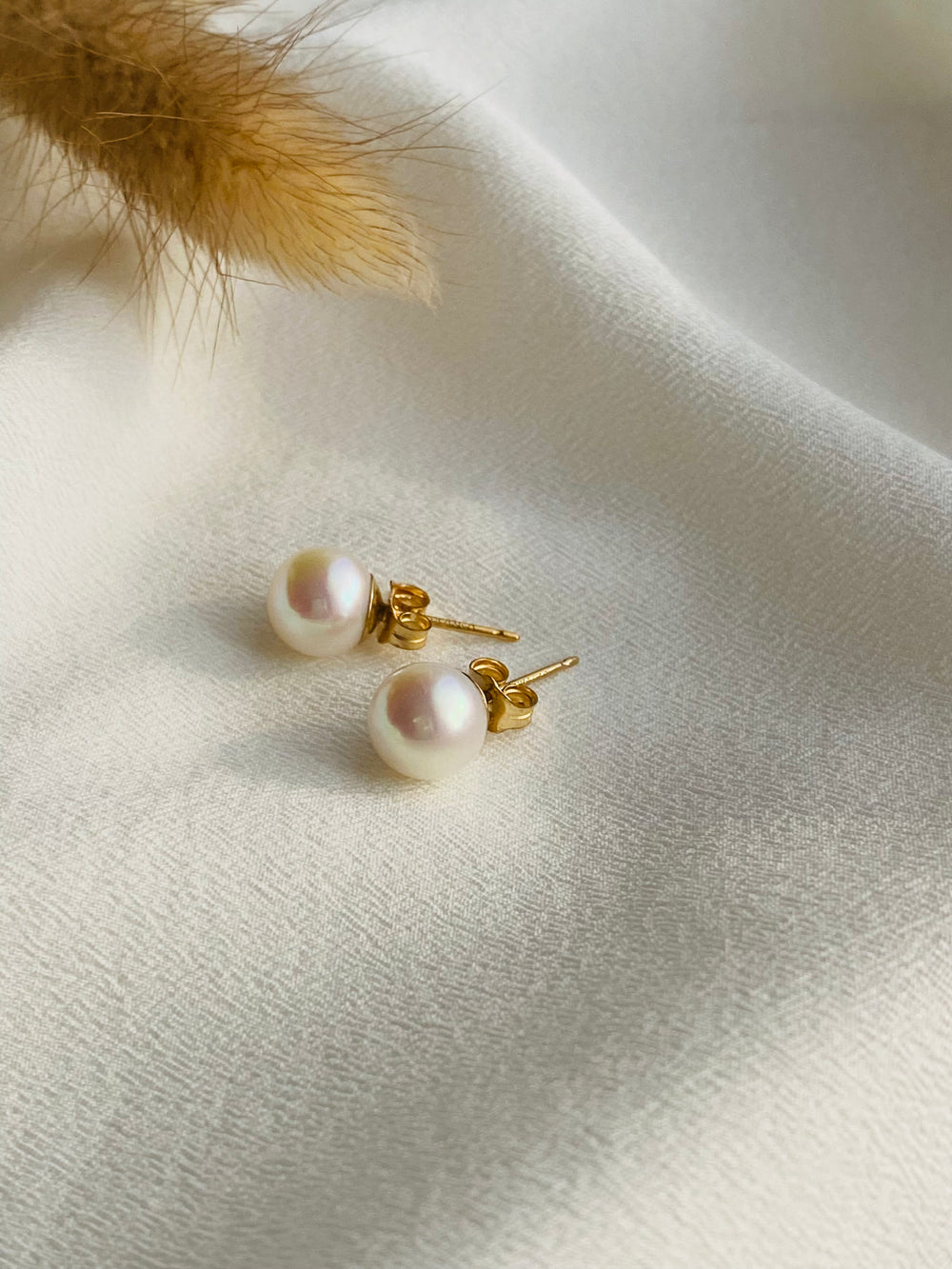 Goldene Perlen Ohrstecker 8 mm mit Steckverschluss – handgefertigt