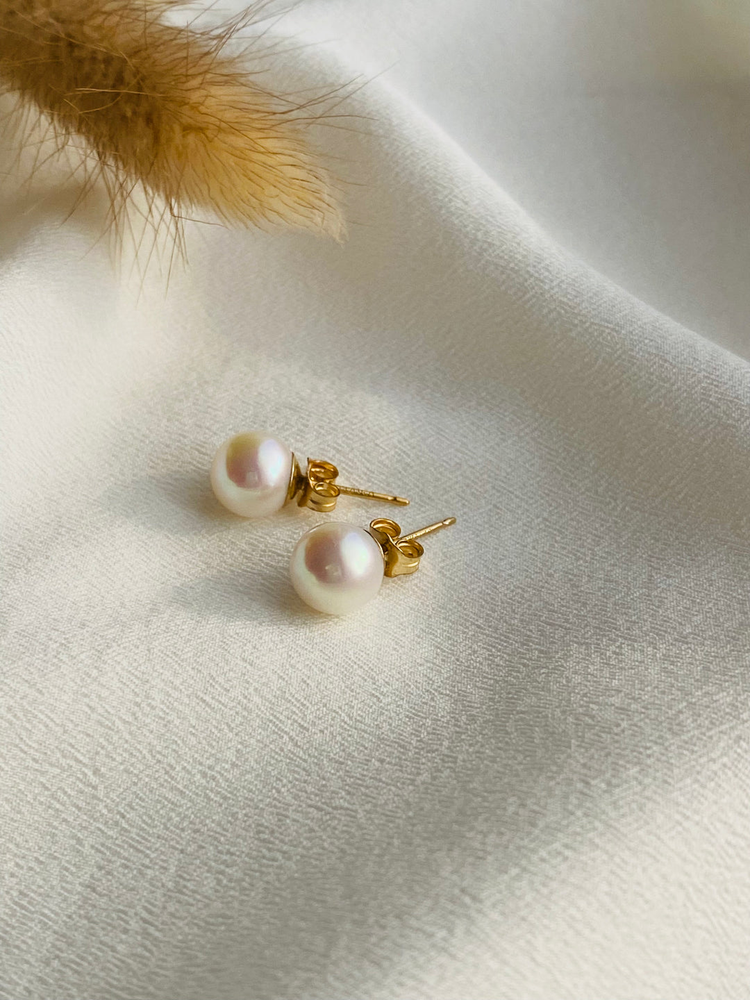Goldene Perlen Ohrstecker 8 mm mit Steckverschluss – handgefertigt