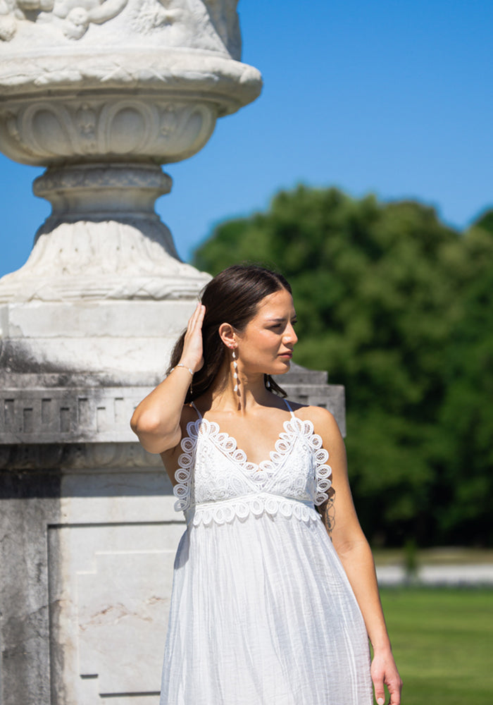 Moderne Braut mit langen Keshi Perlenohrringen im Editorial Stil. Vivienne Earrings - SimplyO