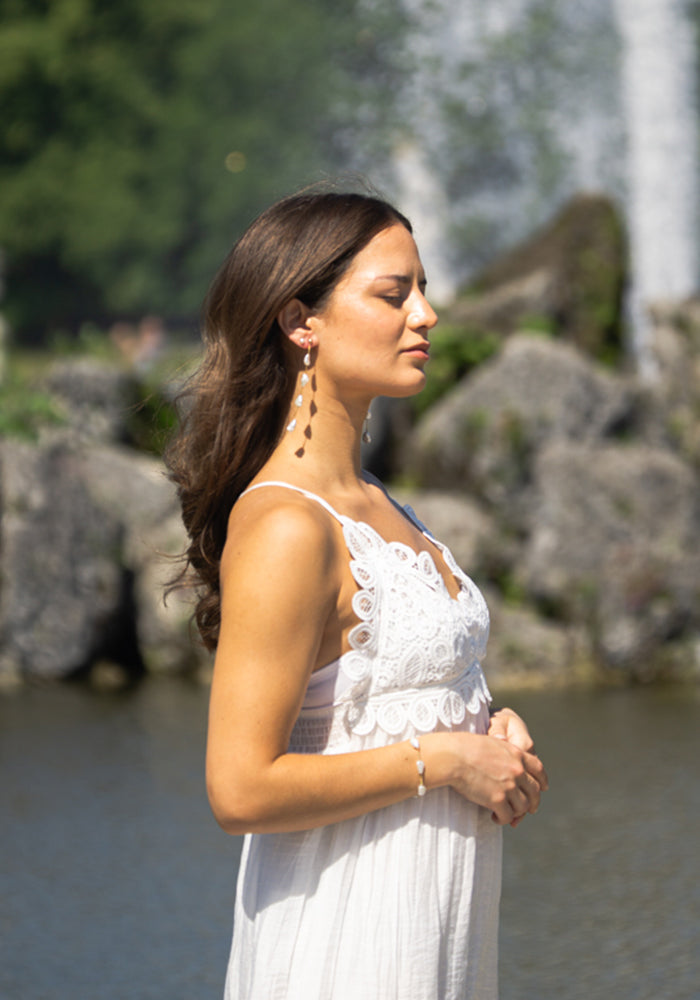 Moderne Braut mit langen Keshi Perlenohrringen im Editorial Stil. Vivienne Earrings - SimplyO