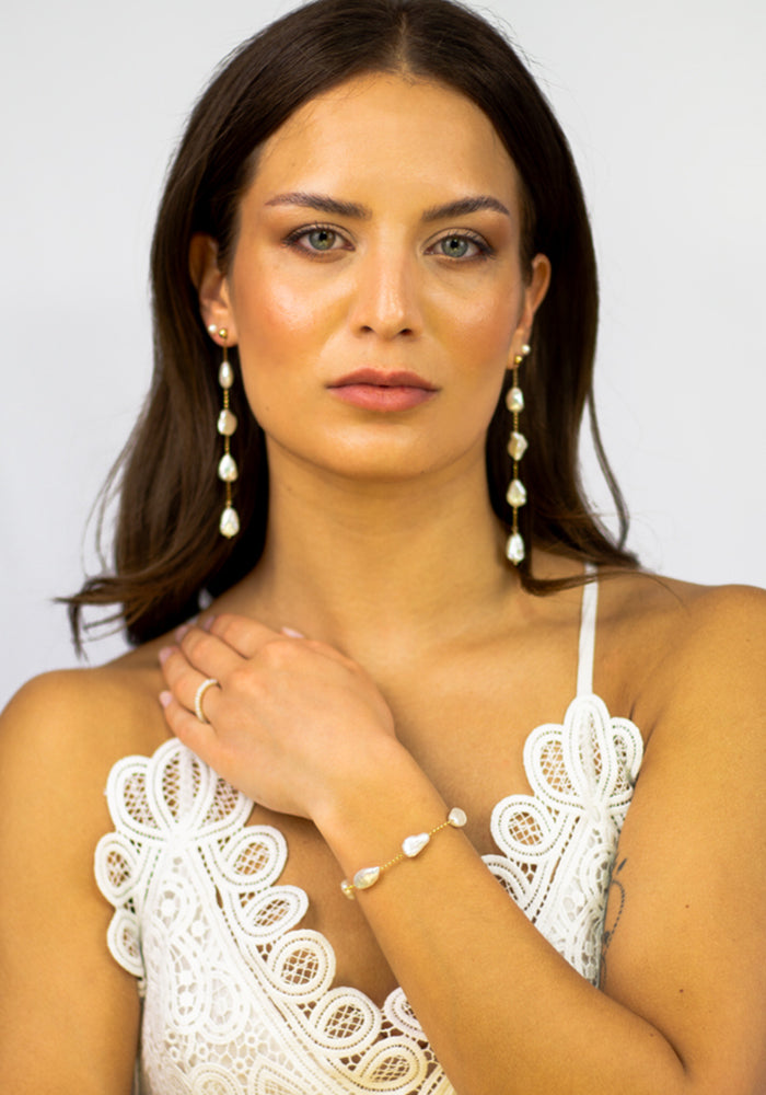 Elegante lange Keshi Perlenohrringe mit natürlichem Lüster getragen. Vivienne Earrings - SimplyO