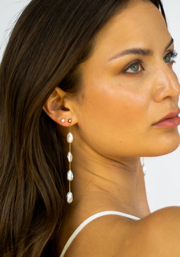 Detailaufnahme von Keshi Süßwasserperlen Ohrringen mit 14k Gold Filled. Vivienne Earrings - SimplyO