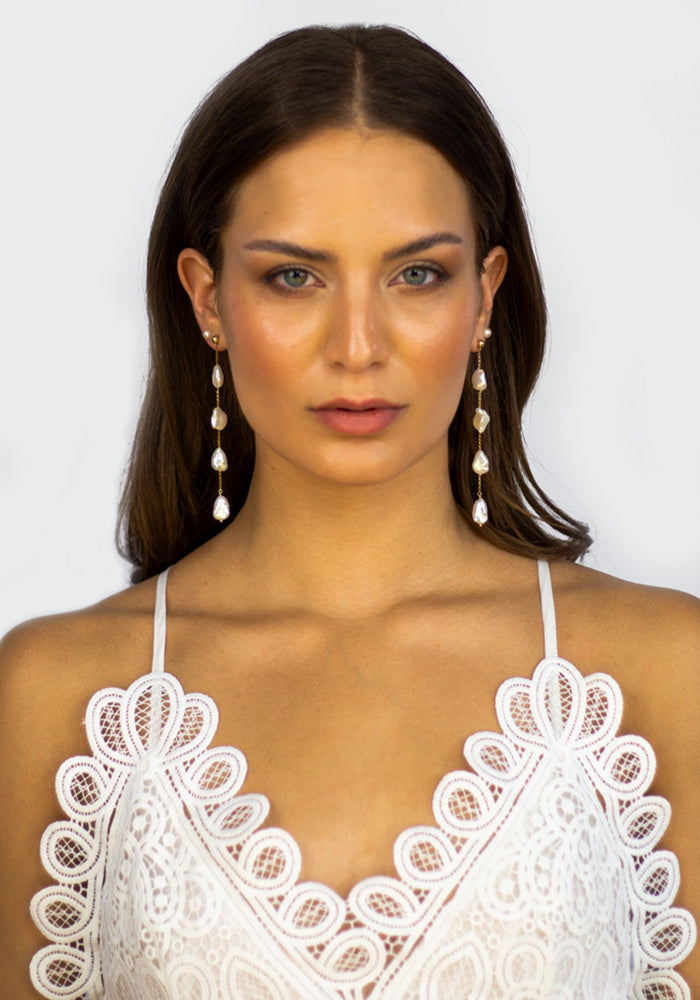 Elegante lange Keshi Perlenohrringe mit natürlichem Lüster getragen. Vivienne Earrings - SimplyO