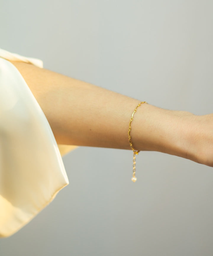 Feines Gold Filled Armband mit Verlängerungskettchen und kleiner Süßwasserperle - SimplyO