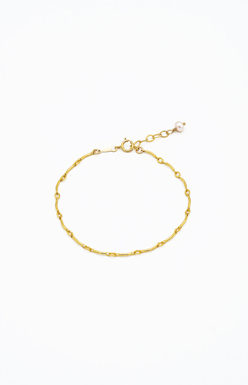 Zartes Moonline Armband aus 14k Gold Filled am Handgelenk getragen - SimplyO