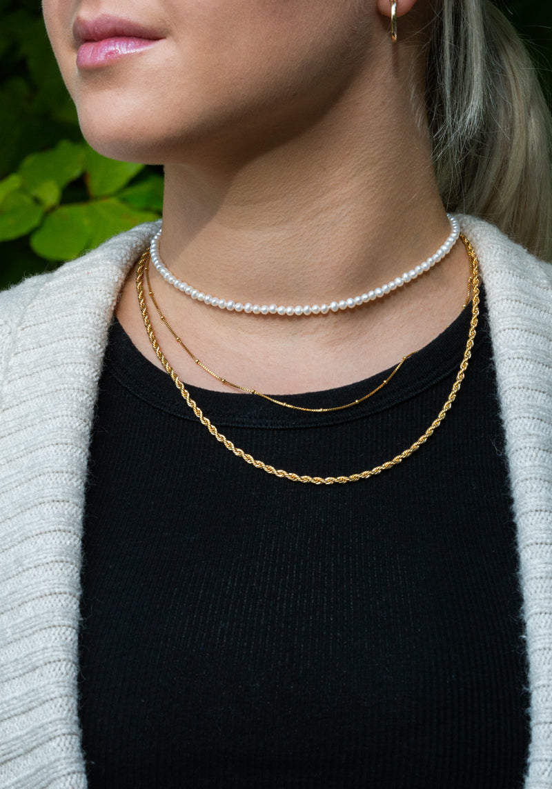 Feine Satellite Box Necklace aus 14k Gold Filled als Layering-Halskette getragen
 - SimplyO